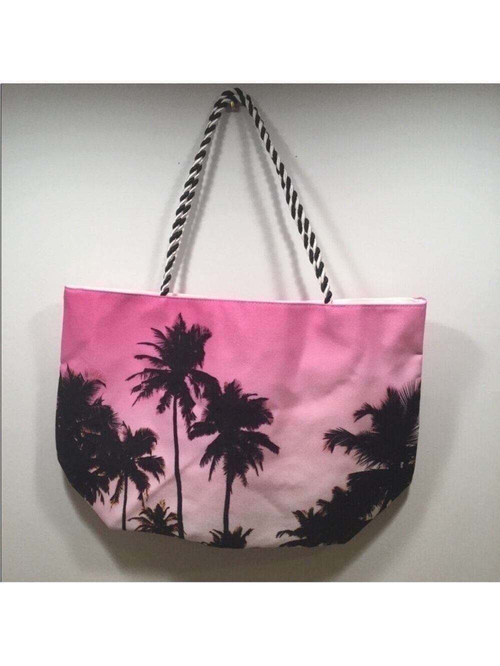 Avon Palm tree tote Magnetic closure no zipper Open concept no pockets